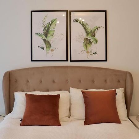A Stylish Two Bedroom Modern Apartment With Parking 바킹 외부 사진
