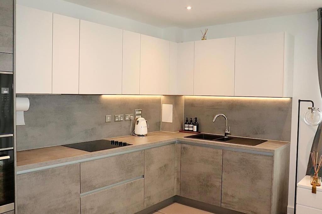 A Stylish Two Bedroom Modern Apartment With Parking 바킹 외부 사진