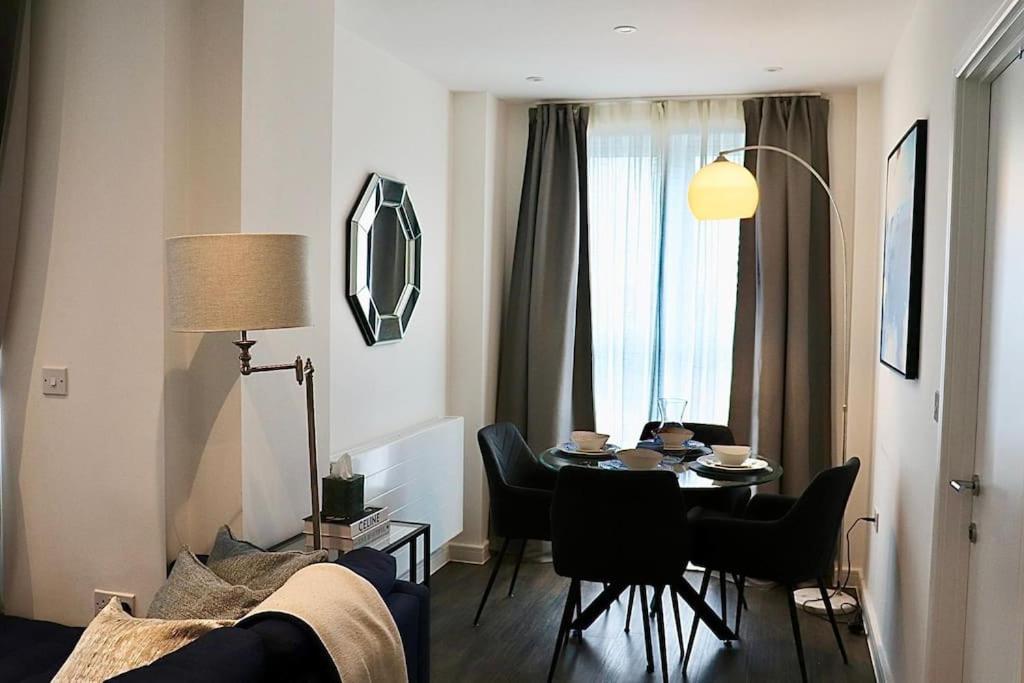 A Stylish Two Bedroom Modern Apartment With Parking 바킹 외부 사진