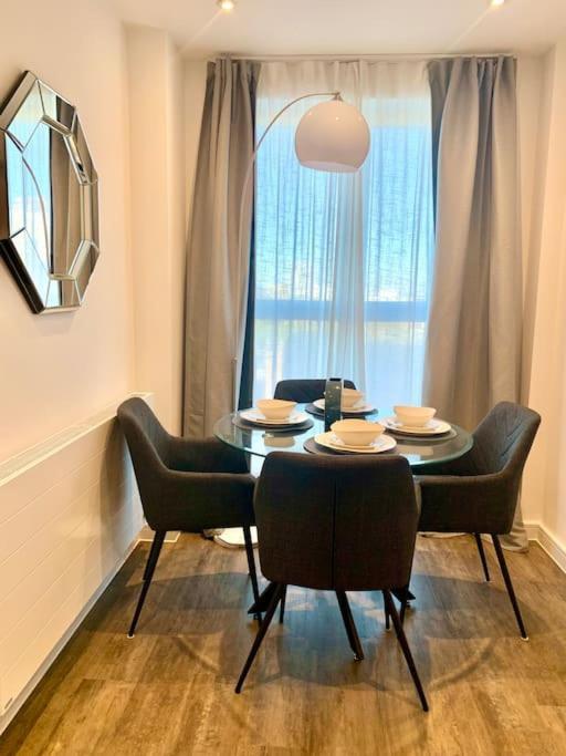 A Stylish Two Bedroom Modern Apartment With Parking 바킹 외부 사진
