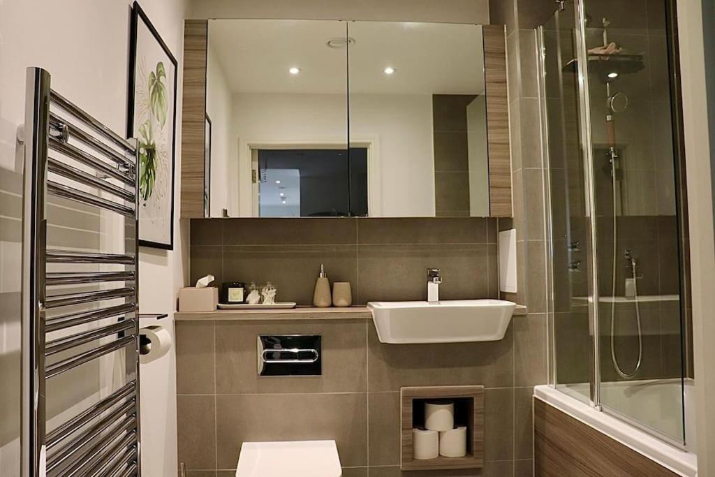 A Stylish Two Bedroom Modern Apartment With Parking 바킹 외부 사진